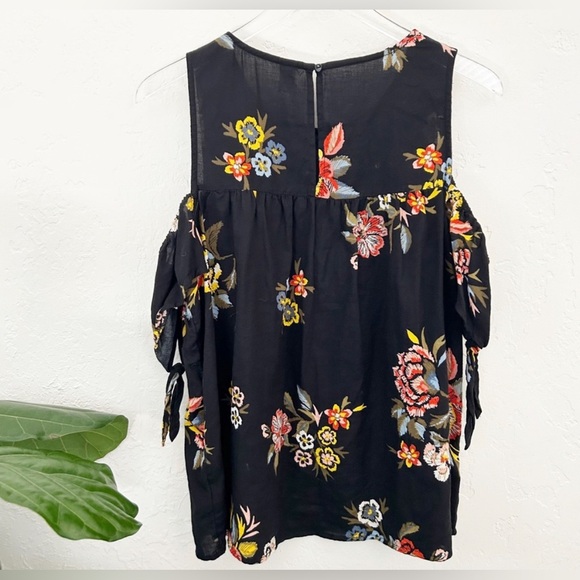 Old Navy Women's Cold Shoulder Black Floral Top Size Large EUC - Picture 3 of 6